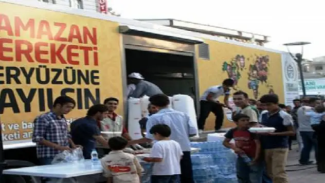 İHH GEZİCİ AŞEVİ TIR'I VAN'DA