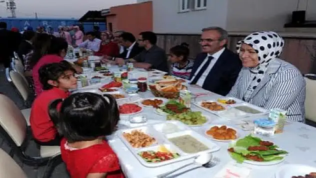 KARALOĞLU AİLESİ SEVGİ EVLERİNDE İFTAR YAPTI