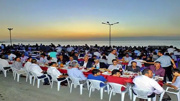 AK PARTİLİLER İFTARDA BULUŞTU