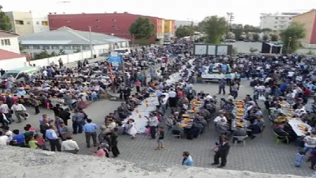 BDP ÇALDIRAN'DA İFTAR YEMEĞİ VERDİ