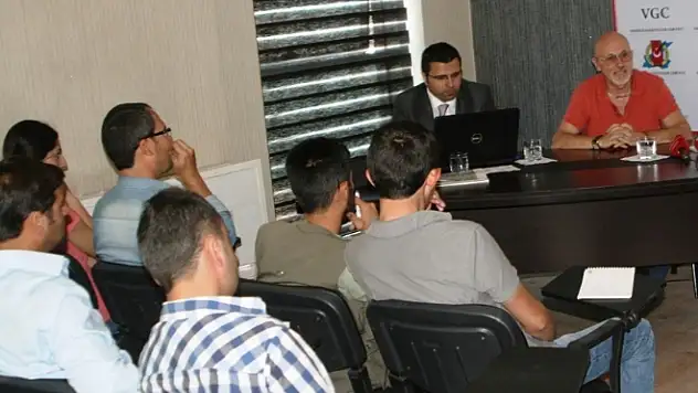 GAZETECİLERE QUARKXPRESS PROGRAMI SEMİNERİ