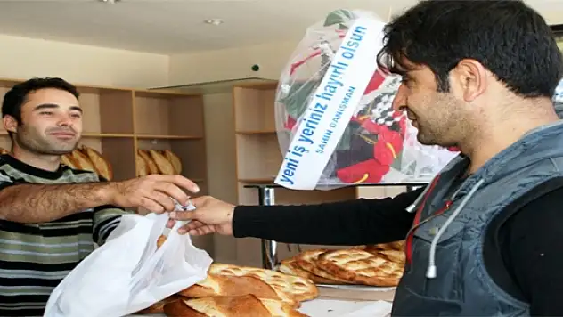 YENİ AÇILAN FIRIN BEDAVA EKMEK DAĞITTI