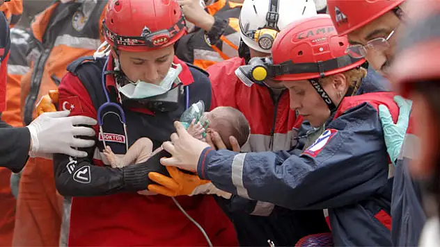 Van depreminin simgesi 'Azra' 2 yaşında