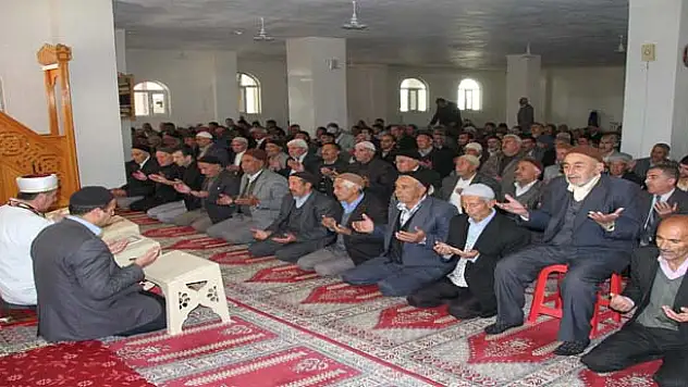 DEPREMDE ÖLENLER İÇİN MEVLİT OKUTULDU