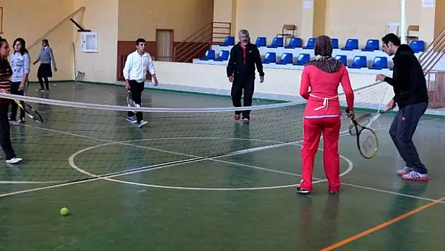 GEVAŞLI GENÇLER TENİSLE TANIŞTI