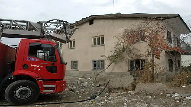 YANGIN YETKİLİLERİ HAREKETE GEÇİRDİ