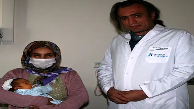 KAFASI KADAR BİR KİTLE İLE DÜNYAYA GELDİ