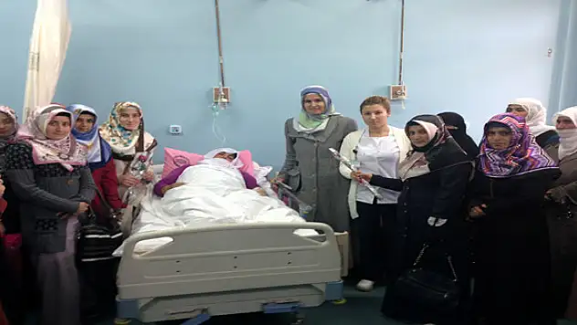 ÖĞRENCİLERDEN HASTALARA ZİYARET