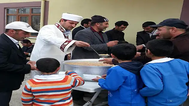 KÖY İMAMINDAN AŞURE DAĞITIMI