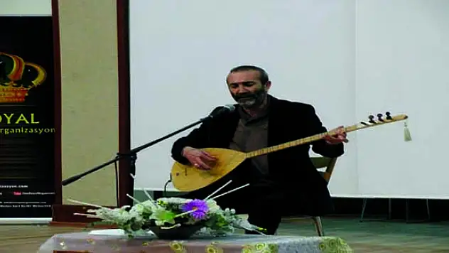 Cengiz Özkan sesi ve sazıyla Vanlıları mest etti