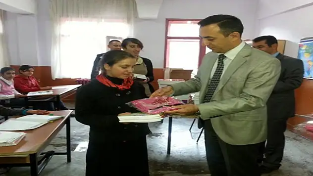 KAYMAKAM YARDIM DAĞITTI