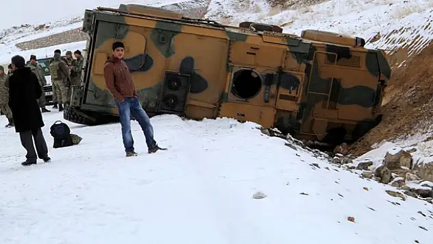 ASKERİ ARAÇ TAKLA ATTI: 11 YARALI