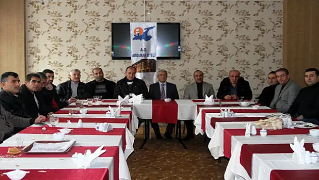 BAŞKAN ADAYI  GAZETECİLERLE BİR ARAYA GELDİ