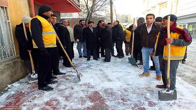 KAYA,KAR TEMİZLEME ÇALIŞMALARINI İNCELEDİ