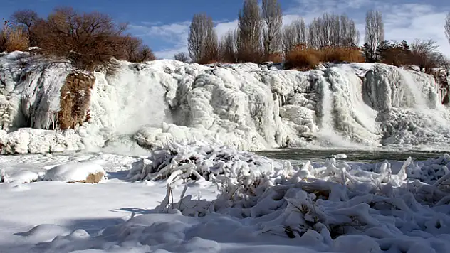 MURADİYE ŞELALESİ KISMEN DONDU