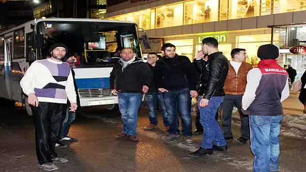 ESNAF ELEKTRİK KESİNTİSİ İÇİN YOL KAPATTI