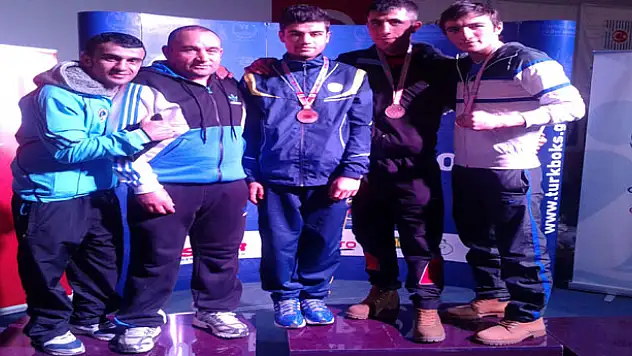 VANLI BOKSÖRLER MADAYALARLA DÖNDÜLER