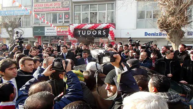 DAVUTOĞLU VAN'DA ESNAFI ZİYARET ETTİ