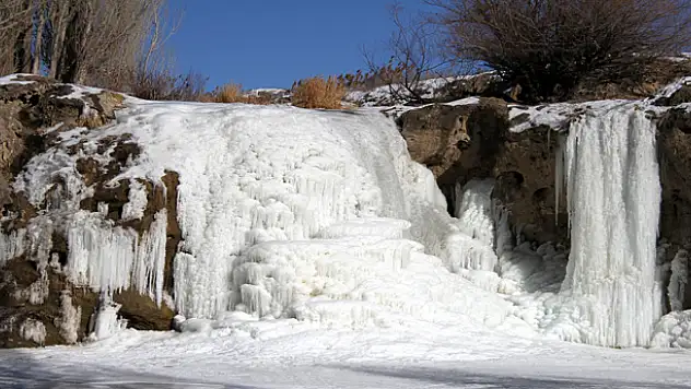 MURADİYE ŞELALESİ DONDU