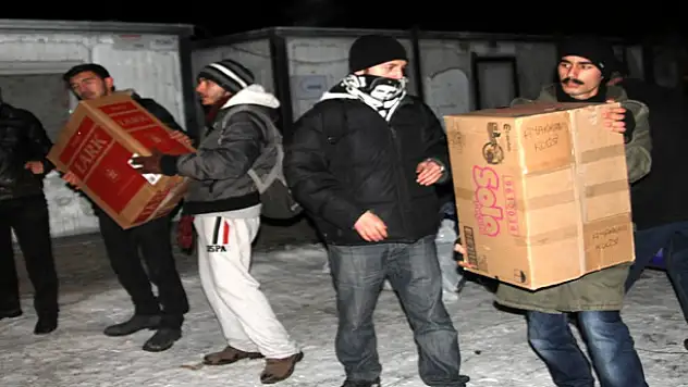 ÖĞRENCİLERDEN DEPREMZEDELERE YARDIM