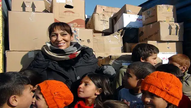 SANATÇI MELEK BAYKAL ERCİŞ'E YARDIM GETİRDİ