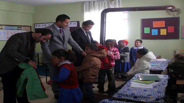 ÖĞRENCİLERE GİYECEK YARDIMI YAPILDI