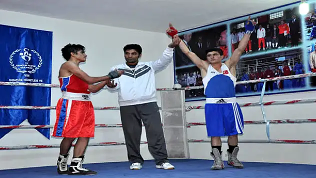 VANLI BOKSÖR MADALYAYLA DÖNDÜ