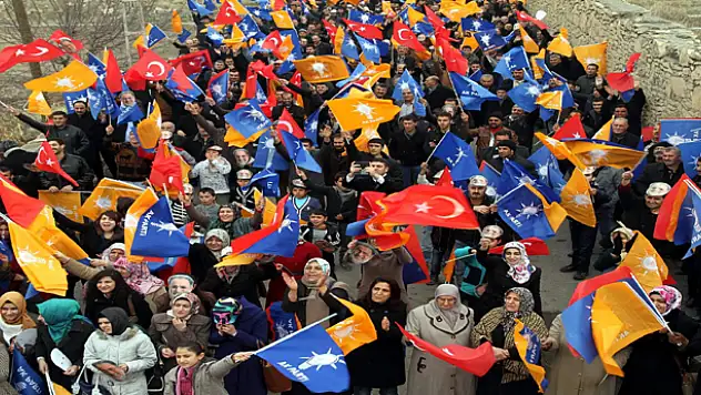 AK PARTİLİ GÜLAÇARA YOĞUN İLGİ