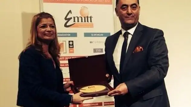 EMİT ETKİLİ  TANITIM ÖDÜLÜ VAN STANDINA