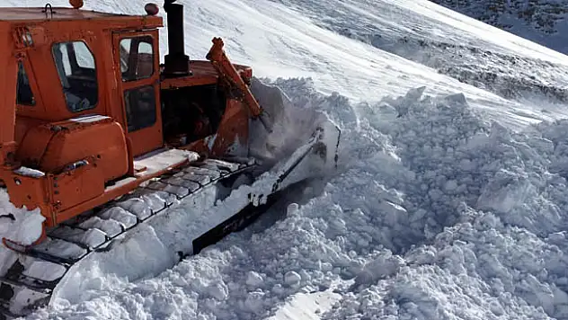 BAHÇESARAY YOLU ÇIĞDAN TEMİZLENİYOR 