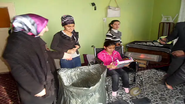 ASP Çalışanlarından Engellilere Tekerlekli Sandalye Desteği 