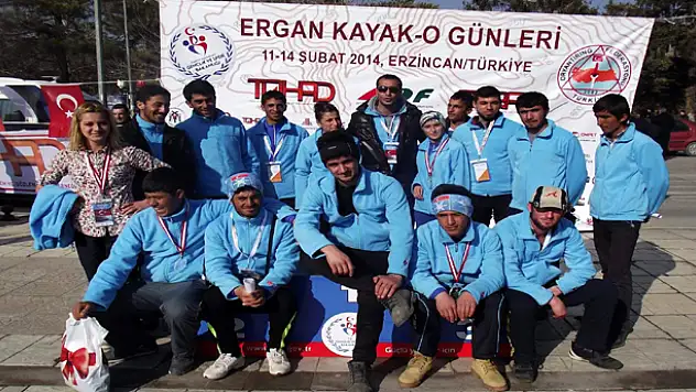  VANLI SPORCULAR MADALYALARLA DÖNDÜ