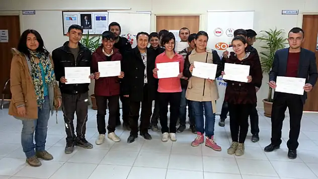 KURSİYERLER SERTİFİKALARINI ALDI