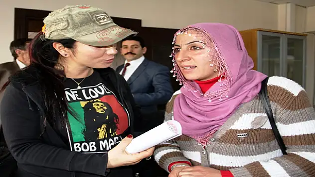 DEPREMZEDE AİLENİN TAPU SEVİNCİ