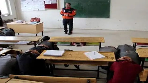 GEVAŞ ÇPL ÖĞRENCİLERİNE DEPREM TATBİKATI