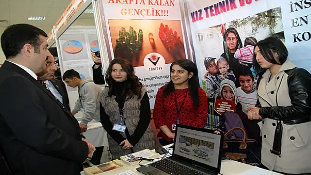 TÜBİTAK PROJELERİ YARIŞMA SERGİSİ AÇILDI