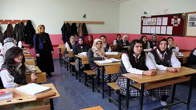 KIZ ÖĞRENCİLERDEN ÖRNEK DAVRANIŞ