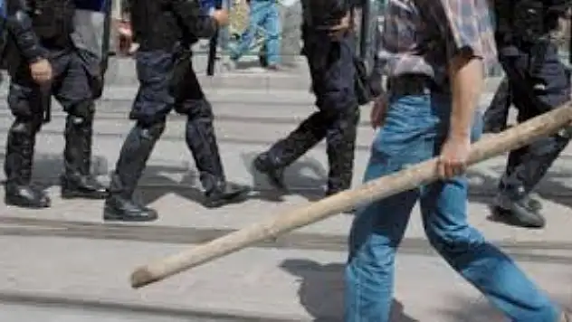 VAN'DA  SEÇİM KAVGASI 4  YARALI