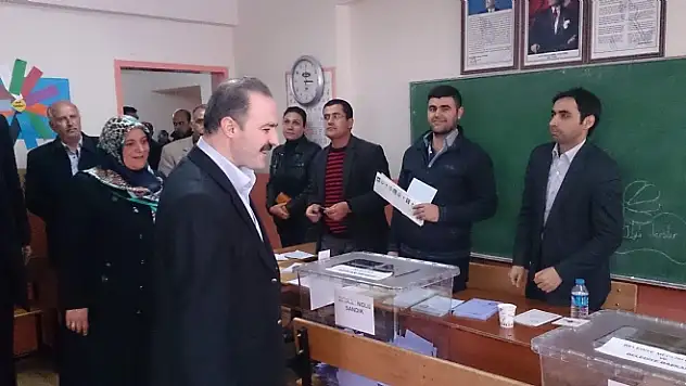 AK PARTİLİ  ÖZGÖKÇE OYUNU KULLANDI