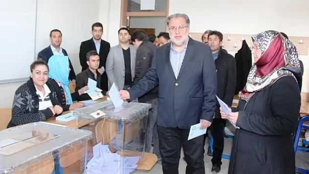 AK PARTLİ  GÜLAÇAR  OYUNU EŞİYLE KULLANDI