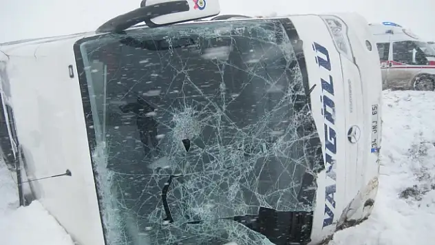 VAN OTOBÜSÜ  ŞARAMPOLE YUVARLANDI 20 YARALI 