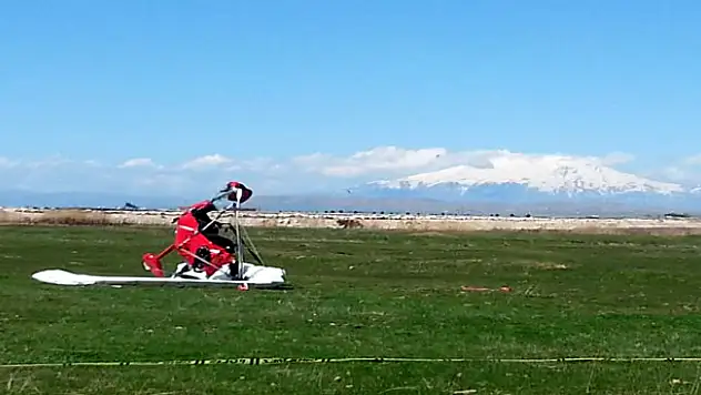 VAN'DA PLANÖR YERE ÇAKILDI: 1 YARALI