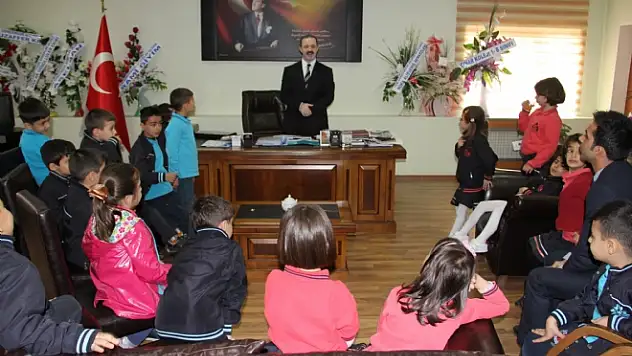 MİNİK ÖĞRENCİLERDEN BAŞKAN ÖZGÖKÇE'YE ZİYARET