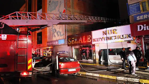 ÇATI YANGINI KORKUTTU