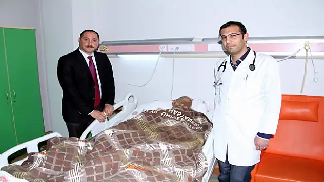 Kimsesiz Vatandaşa Hastane Personeli Bakıyor