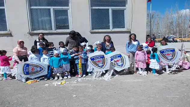 ÖZALP'TA UÇURTMA ŞENLİĞİ