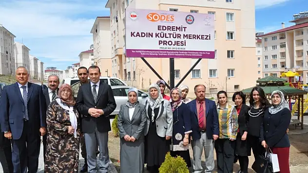 EDREMİTLİ KADINLAR EMEKLERİNİ  SERGİLEDİ