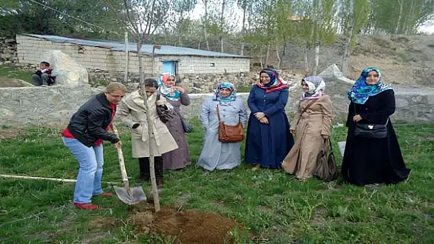 GÖNÜL ELÇİLERİNDEN FİDAN DİKİMİ