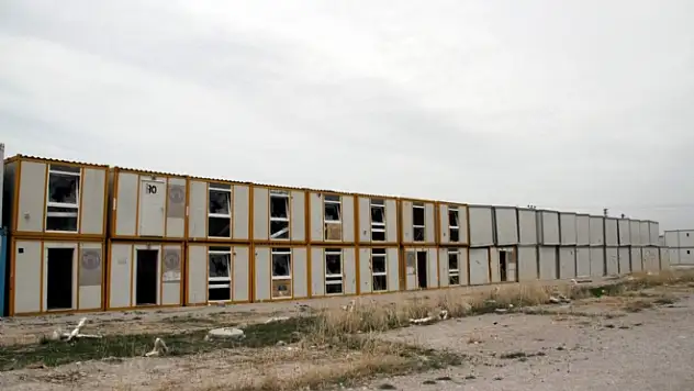 VAN'DAKİ KONTEYNERLER HURDAYA DÖNDÜ