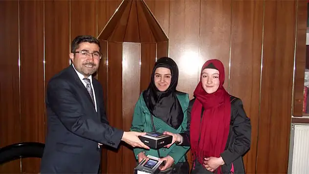 ÖZALP'TA BİLGİ YARIŞMASI DÜZENLENDİ